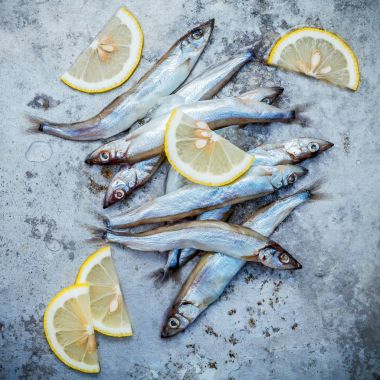 Taze catch Shishamo balık tam yumurta düz eski püskü metal ba üzerinde yatıyordu.