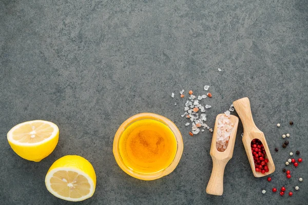Lemon vinaigrette bahan dressing lemon, minyak zaitun, dia — Stok Foto