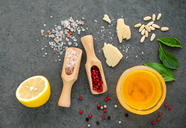 Malzemeler için ev yapımı pesto sos fesleğen, parmesan peyniri 