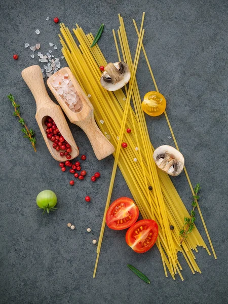 İtalyan gıda kavramı. Malzemeler Reyhan, spagetti için