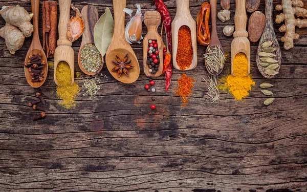 Varias especias y hierbas en cucharas de madera. Puesta plana de especias — Foto de Stock