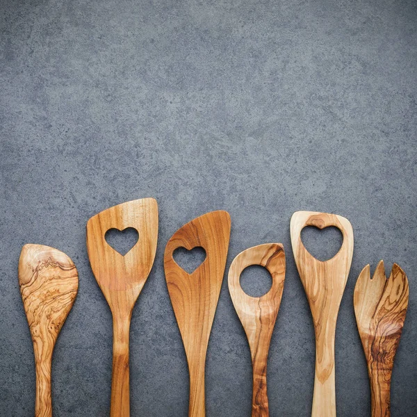 各种木制烹饪用具边框。木制的勺子和木制 — 图库照片