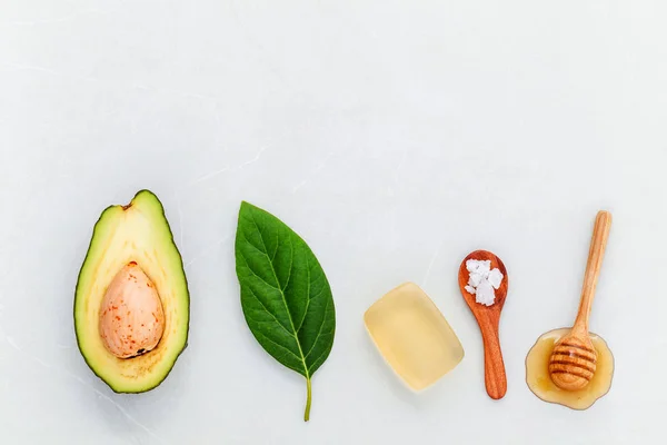 Hemmagjord hud vård och body scrubs med fräsch avokado, avokado — Stockfoto