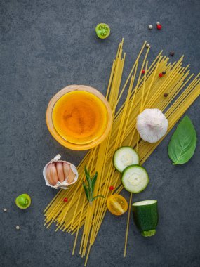 İtalyan gıda kavramı. Malzemeler Reyhan, spagetti için