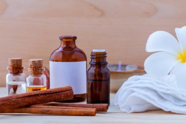 Doğal Spa malzemeler ve bitkisel şişe alt için petrol çıkarmak