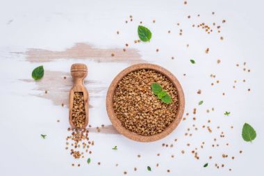 Eski püskü ahşap tahta üzerinde ham organik arı polen. Arı polen granül