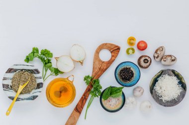 Çeşitli sebze ve makarna menüsü tatlı b yemek pişirmek için malzemeler