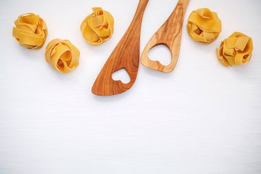 İtalyan gıda kavramı ve menü tasarımı. Ev yapımı Fettuccine kurutulmuş