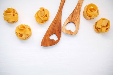 İtalyan gıda kavramı ve menü tasarımı. Ev yapımı Fettuccine kurutulmuş