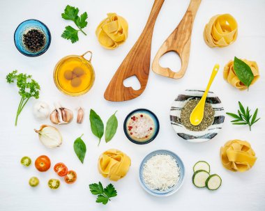 İtalyan gıda kavramı ve menü tasarımı. Hea ile kurutulmuş Fettuccine