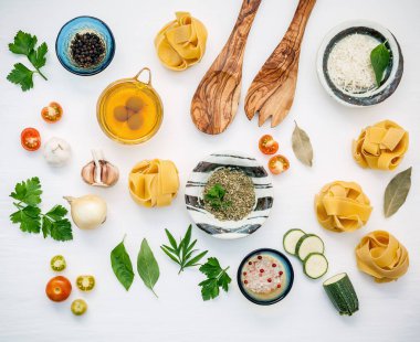 İtalyan gıda kavramı ve menü tasarımı. Woo ile kurutulmuş fettuccine