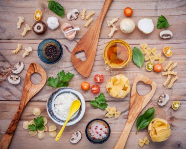 İtalyan gıda kavramı ve menü tasarımı. Fettuccine ahşap sp ile