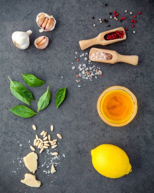 Malzemeler için ev yapımı pesto sos fesleğen, parmesan peyniri 