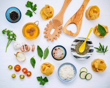 İtalyan gıda kavramı ve menü tasarımı. Ev yapımı Fettuccine kurutulmuş