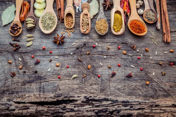 Varie spezie ed erbe aromatiche in cucchiai di legno. Posa piatta di spezie — Foto Stock