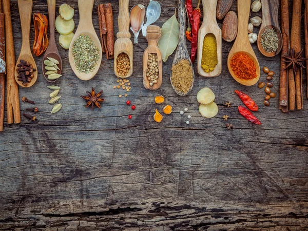 Varie spezie ed erbe aromatiche in cucchiai di legno. Posa piatta di spezie — Foto Stock