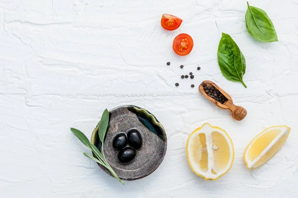 Latar belakang makanan dengan tomat herbal segar, irisan lemon, semangat hitam — Stok Foto