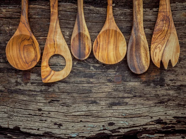 Drewniane różnych granicy gotowania naczynia. Drewniane łyżki i drewniane — Zdjęcie stockowe