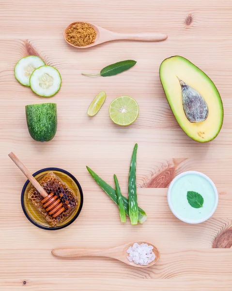 Hemmagjord hudvård och body scrub med naturliga ingredienser avoca — Stockfoto
