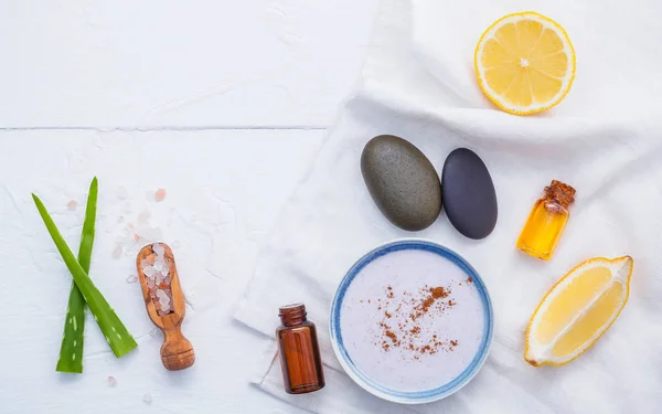 Domácí pleť péče o pleť a tělo drhnout s citronem přírodních ingrediencí — Stock fotografie