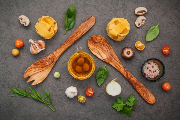 Konsep makanan Italia dan desain menu. Fettuccine dengan sp kayu — Stok Foto