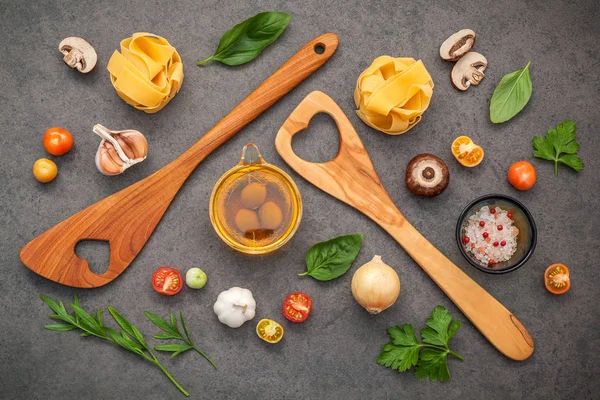 Konsep makanan Italia dan desain menu. Fettuccine dengan sp kayu — Stok Foto