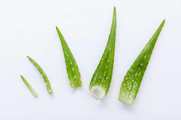 Aloe vera farklı boyut Beyaz ahşap zemin üzerine bırakır. S — Stok fotoğraf
