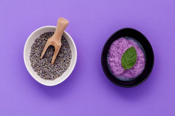 Cuidado casero de la piel lavanda baño sal belleza tratamiento, peppermi — Foto de Stock