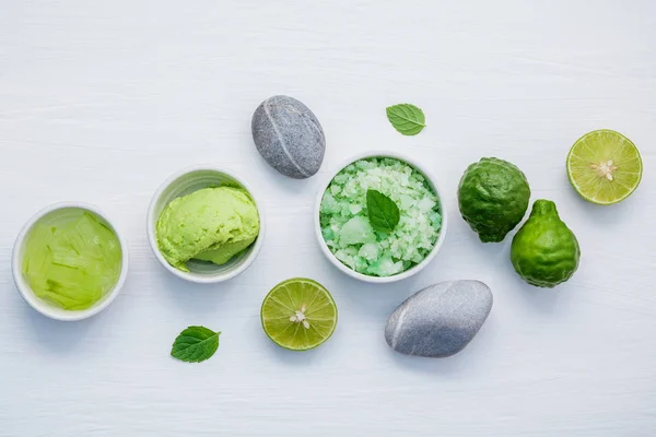 Cuidado casero de la piel y exfoliantes corporales con ingrediente natural verde —  Fotos de Stock