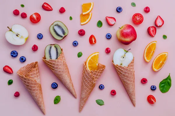 Zapfen und bunte verschiedene Früchte Himbeere, Blaubeere, Erdbeere — Stockfoto