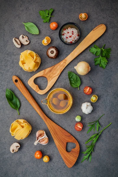 Italské potraviny koncept a menu design. Fettuccine s dřevěnými sp — Stock fotografie
