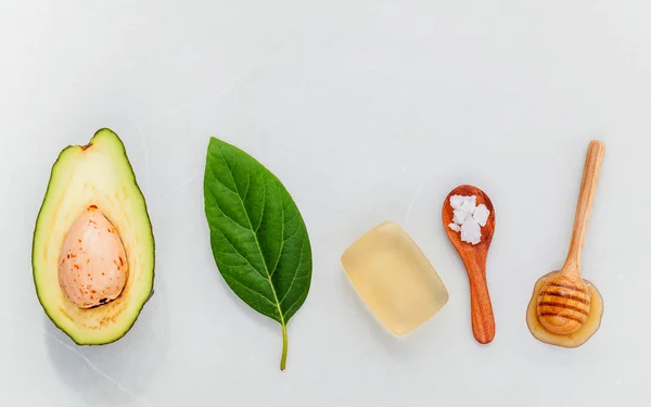 Cuidado alternativo de la piel y exfoliante aguacate fresco, hojas, sa de mar — Foto de Stock