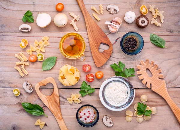 Ιταλικά τρόφιμα έννοια και μενού Σχεδίαση. Φετουτσίνι με ξύλινα sp — Φωτογραφία Αρχείου