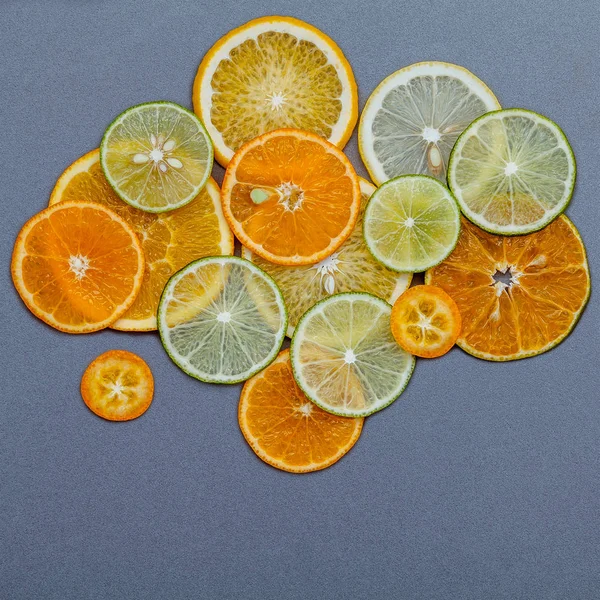 Egészséges élelmiszerek és az orvostudomány koncepció. Különböző citrusfélék szelet — Stock Fotó