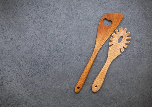 Los utensilios de cocina de madera bordean. Cucharas de madera y spa de madera —  Fotos de Stock
