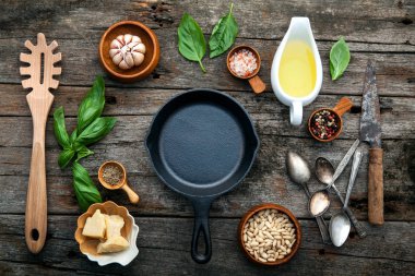 Malzemeler için ev yapımı pesto sos fesleğen, parmesan peyniri 