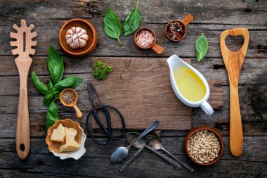 Malzemeler için ev yapımı pesto sos fesleğen, parmesan peyniri 