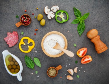 Ev yapımı pizza otlar düz için malzemeler karanlık üzerinde yatıyordu 
