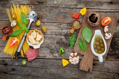 Ev yapımı makarna fesleğen, parmesan peyniri, garli için malzemeler