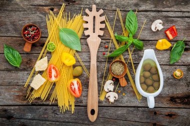 Ev yapımı makarna fesleğen, parmesan peyniri, garli için malzemeler