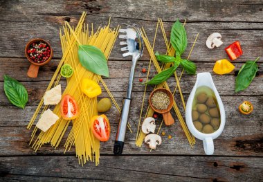 Ev yapımı makarna fesleğen, parmesan peyniri, garli için malzemeler