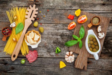 Ev yapımı makarna fesleğen, parmesan peyniri, garli için malzemeler