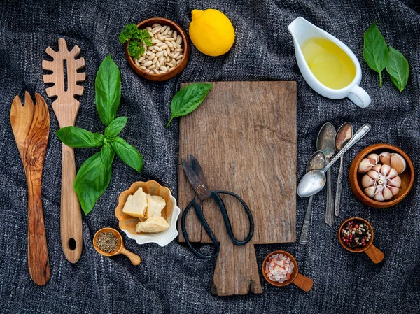 Ингредиенты для домашнего песто соус базилик, сыр пармезан — стоковое фото
