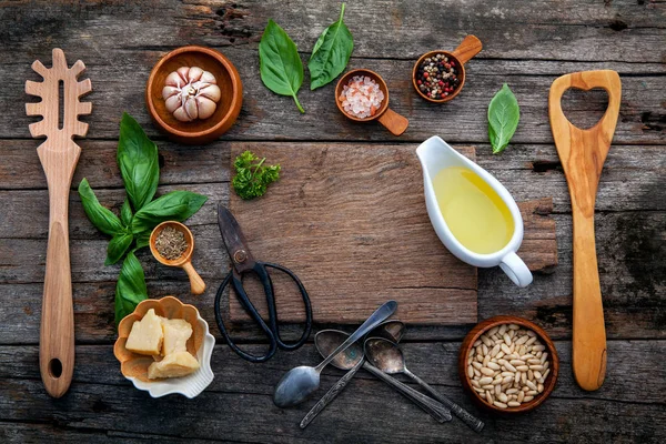 Gli ingredienti per la salsa di pesto fatto in casa basilico, parmigiano — Foto Stock