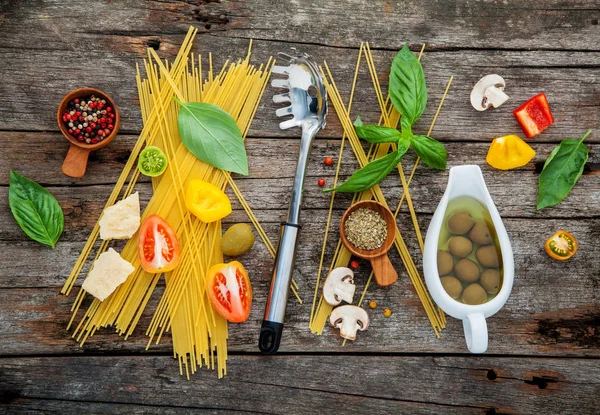 Ev yapımı makarna fesleğen, parmesan peyniri, garli için malzemeler