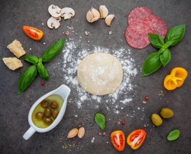 Çiğ hamur malzemeleri ve otlar fl ile ev yapımı pizza için