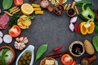 İtalyan yemeği yemek malzemeler fesleğen, parmesan peyniri, sarmısak,