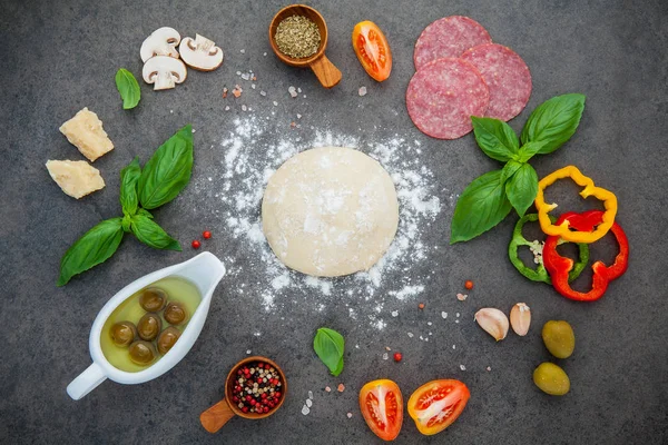 Massa crua para pizza caseira com ingredientes e ervas fl — Fotografia de Stock