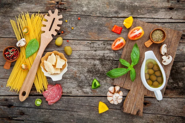 Ev yapımı makarna fesleğen, parmesan peyniri, garli için malzemeler