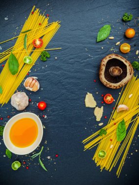 İtalyan gıda kavramı. Malzemeler Reyhan, spagetti için